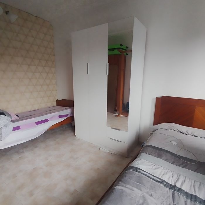 Arrendo um quarto.
400€
Incluso água, luz gás e internet .
Ótima local