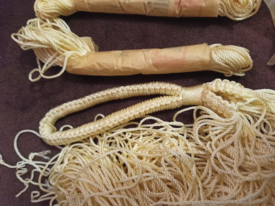 Шнур бытовой крученый из полиамидных нитей.