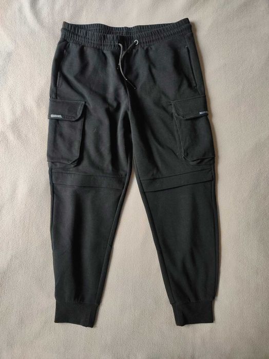 Czarne dresowe joggery z kieszeniami M Cropp