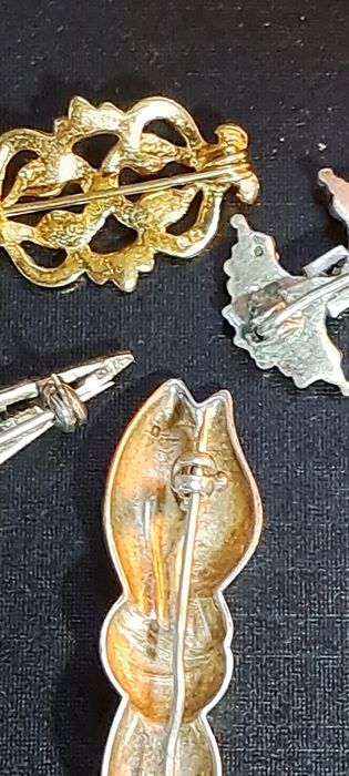 Alfinetes broches vintage em prata.
