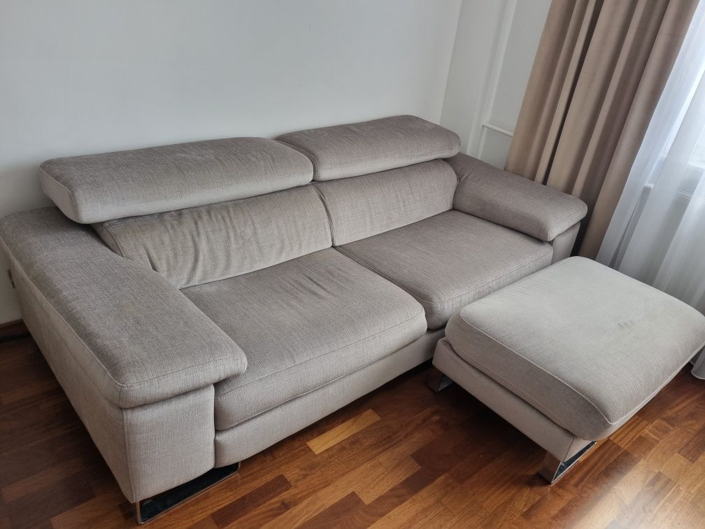 Wygodna sofa z podnóżkiem