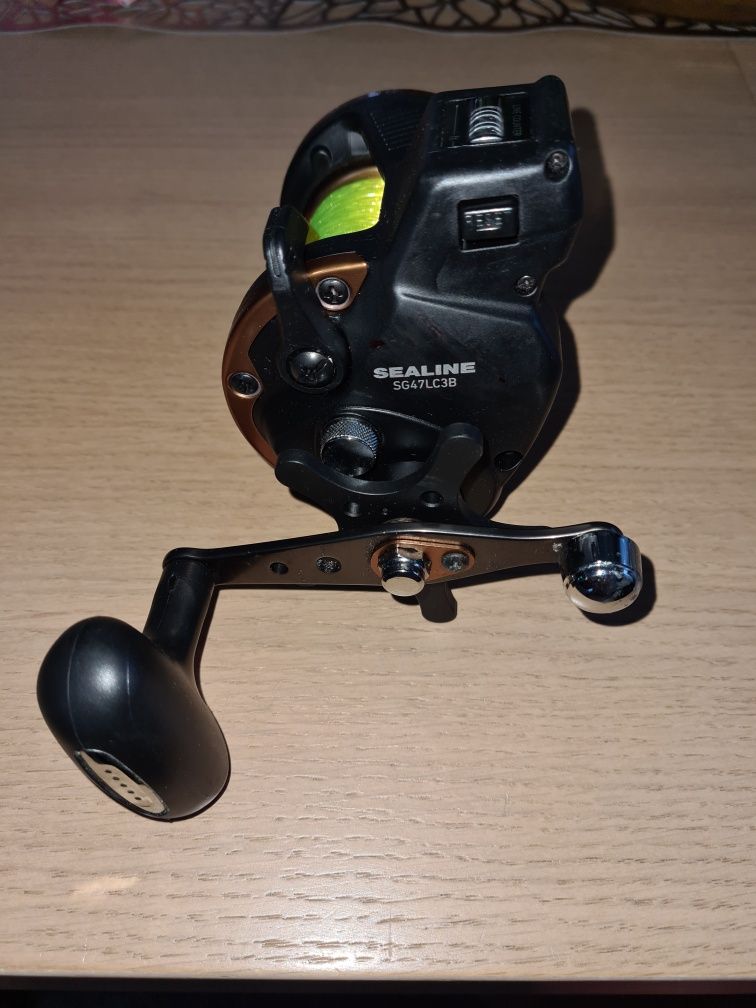 Multiplikator DAIWA SEALINE SG47LC3B na lewą rękę + gratis.