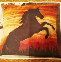 Образец для вышивки подушки крестом "Лошадь"