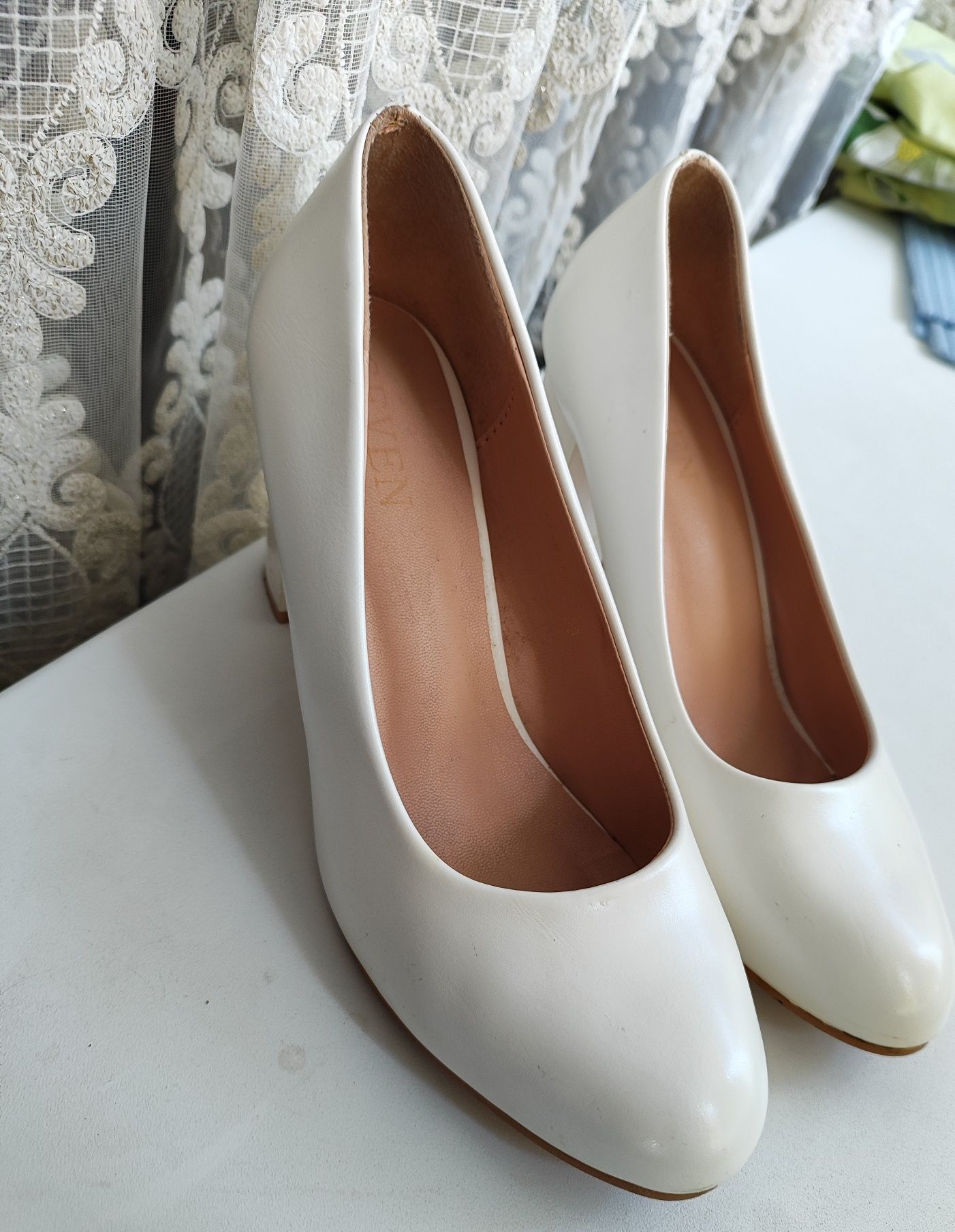 Продам туфлі білі жіночі 39 розмір