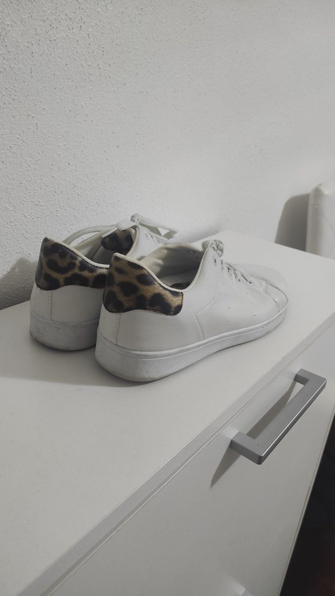 Sapatilhas brancas com detalhe tigresa