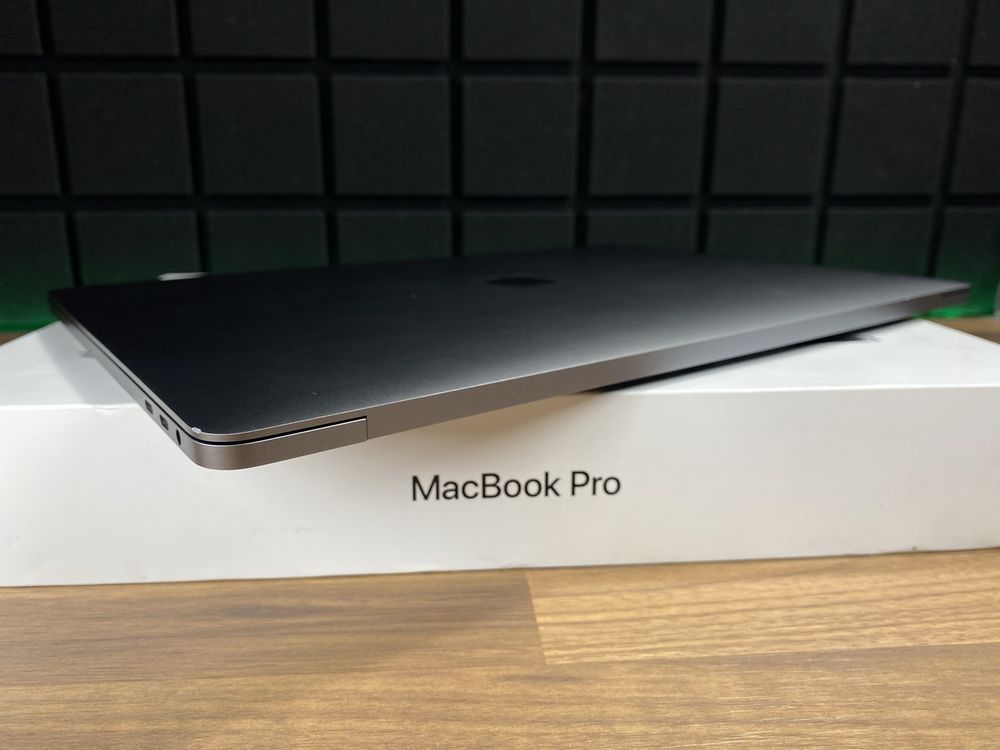 MacBook Pro 2018/15-inch/i7/16gb/4gb/256gb