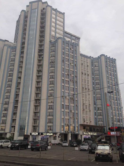 Продам  2-х к.кв. Дніпровска Набережна 26і м.Осокорки.Без комісії!