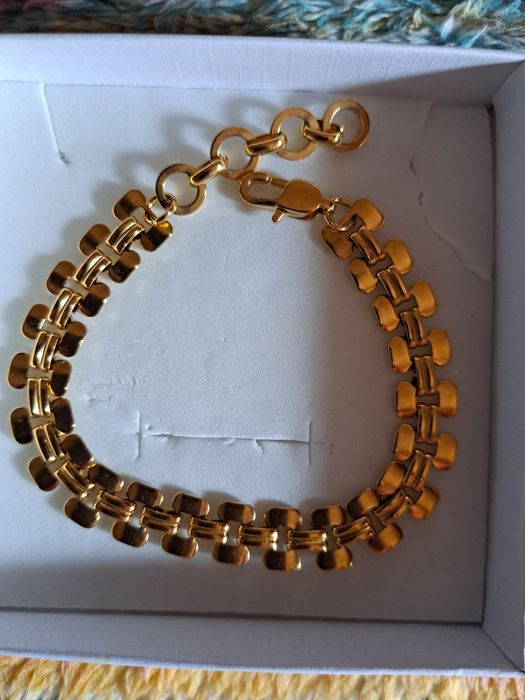 Pulseira em aço dourado