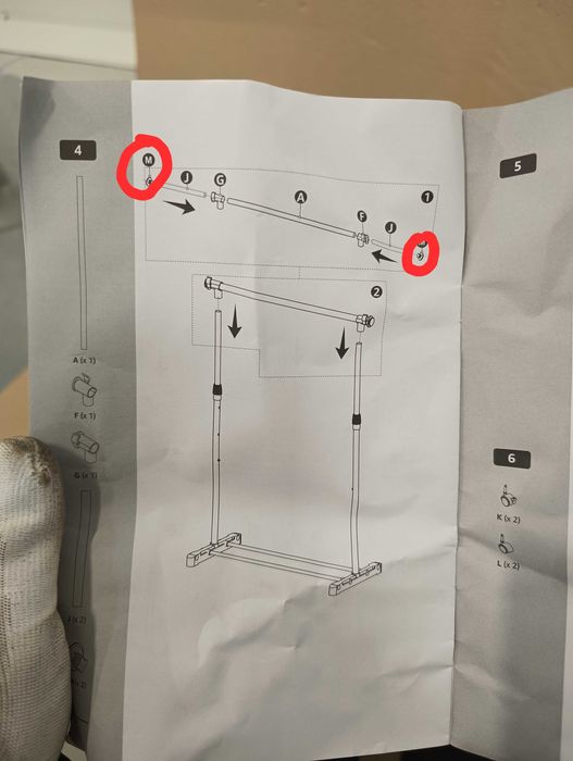Amazon Basics Wieszak drążek na ubrania z kółkami 91,5-145x42x134-161