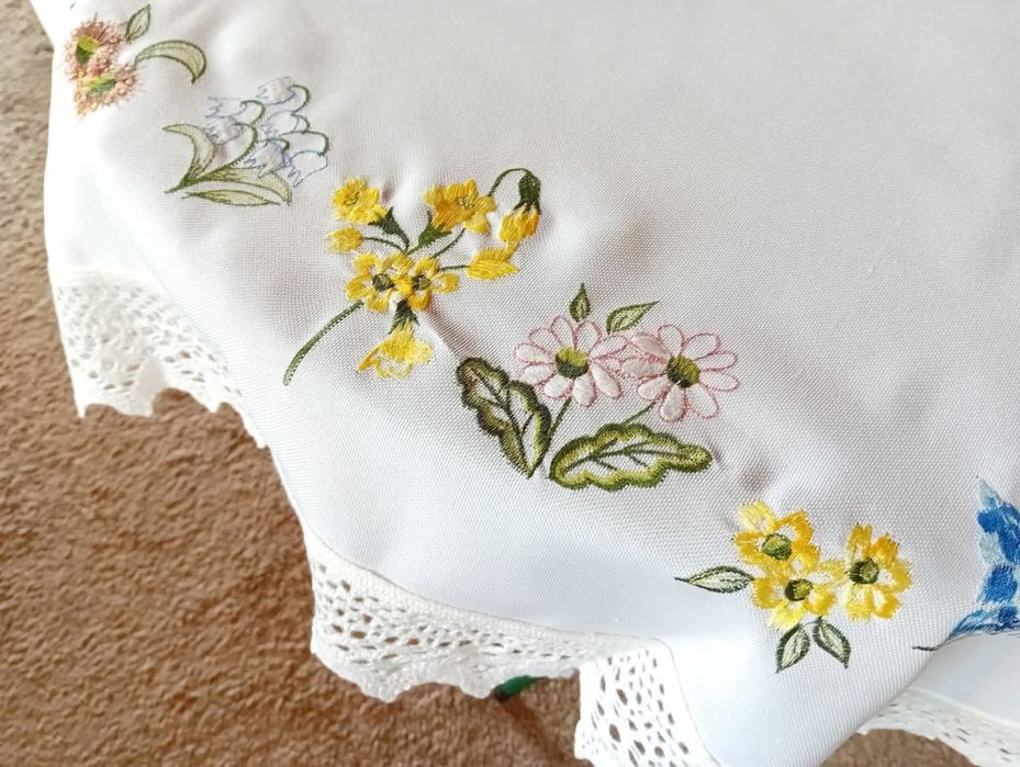 Obrus z haftem kwiatowym