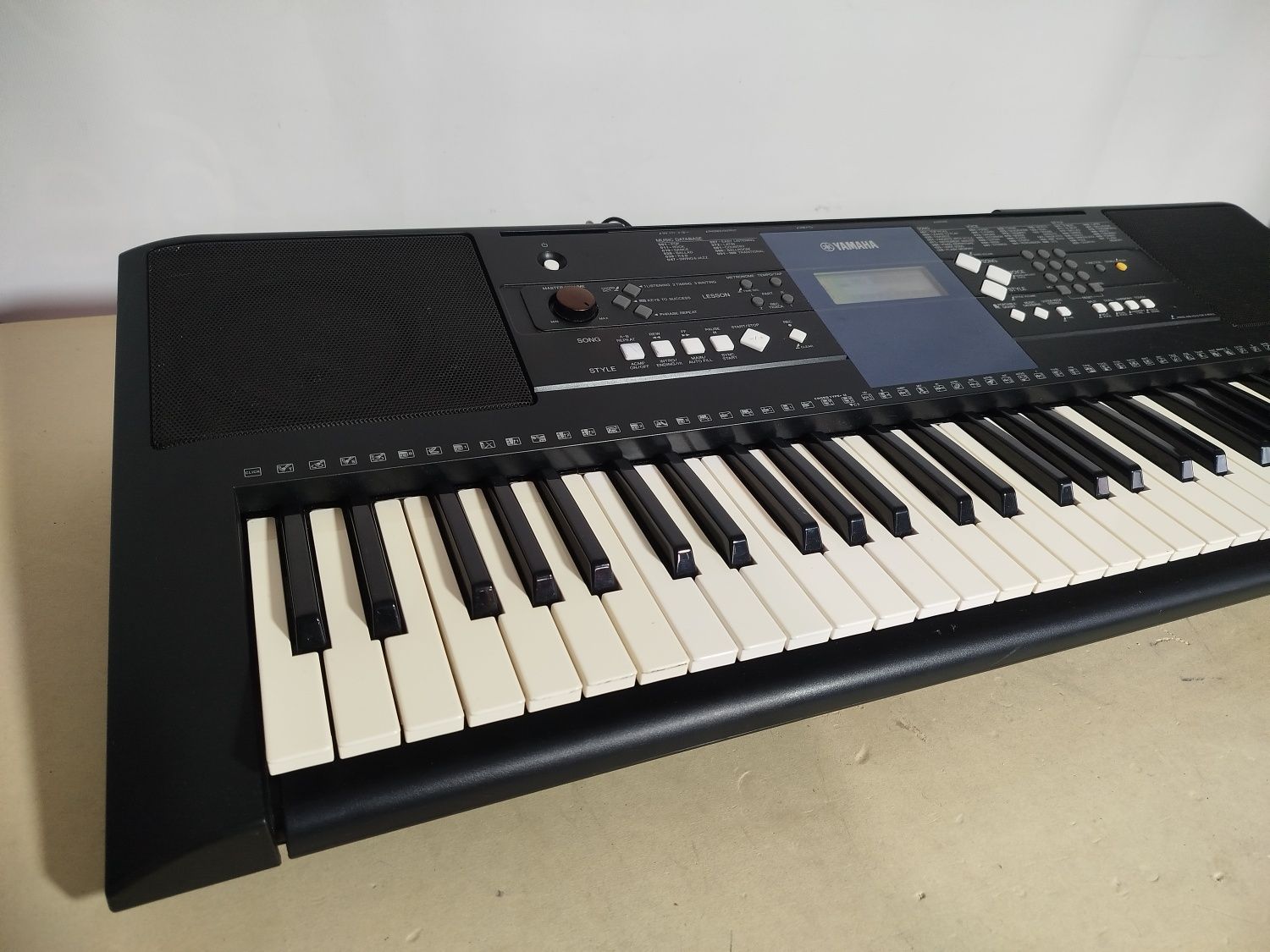 Синтезатор Yamaha PSR E333 61 динамічна клавіатура