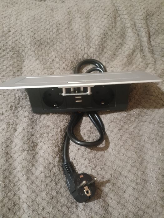 Вбудована розетка з USB