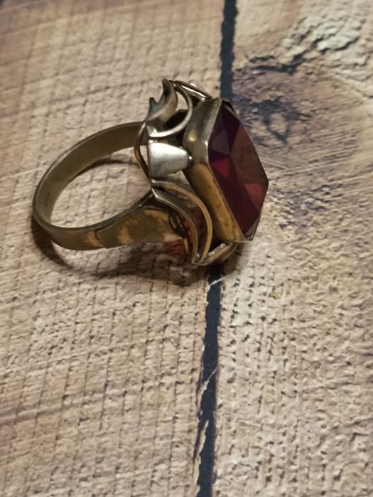 Duży stary pierścień PRL . Miedziak ,tombak z czerwonym oczkiem. Vinta