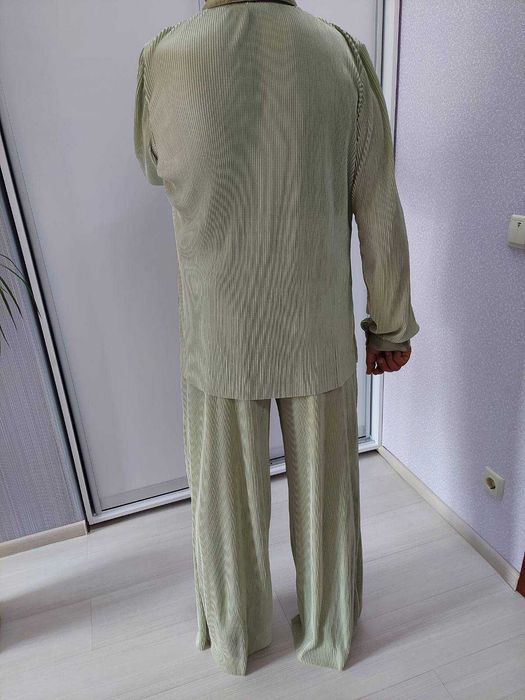 брючный костюм оливкового цвета