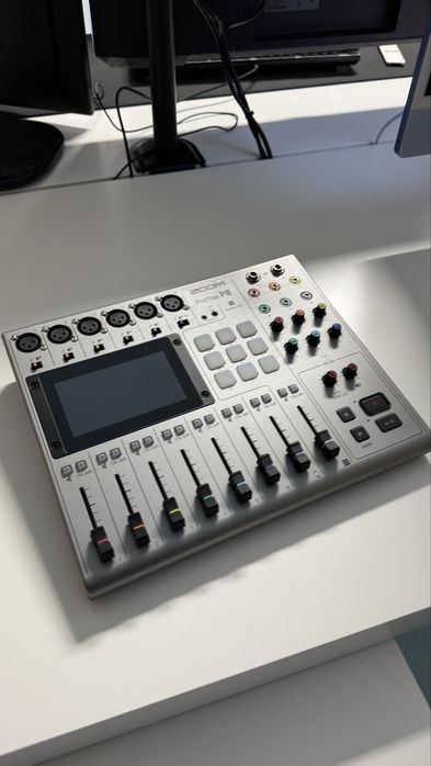 Mesa de Podcast Zoom Podtrack P8