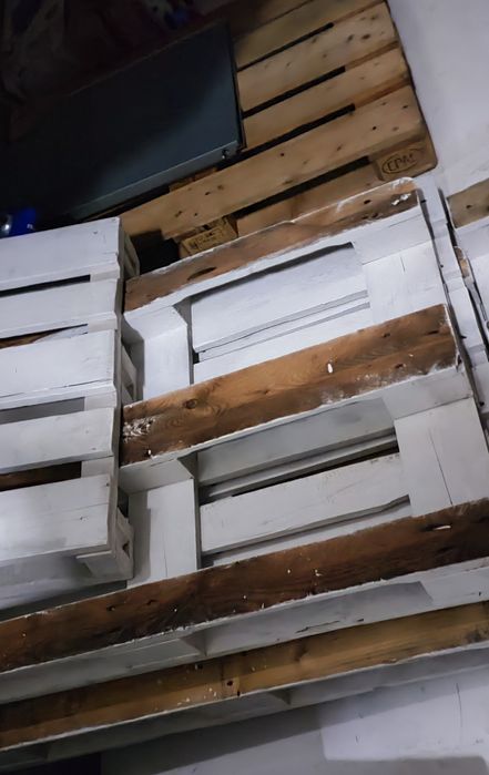 Euro palety białe, malowane impregnatem, idealne na meble ogrodowe.