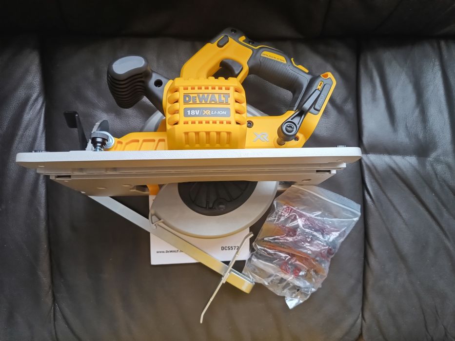 Пила дискова акумуляторна DeWALT DCS572NT