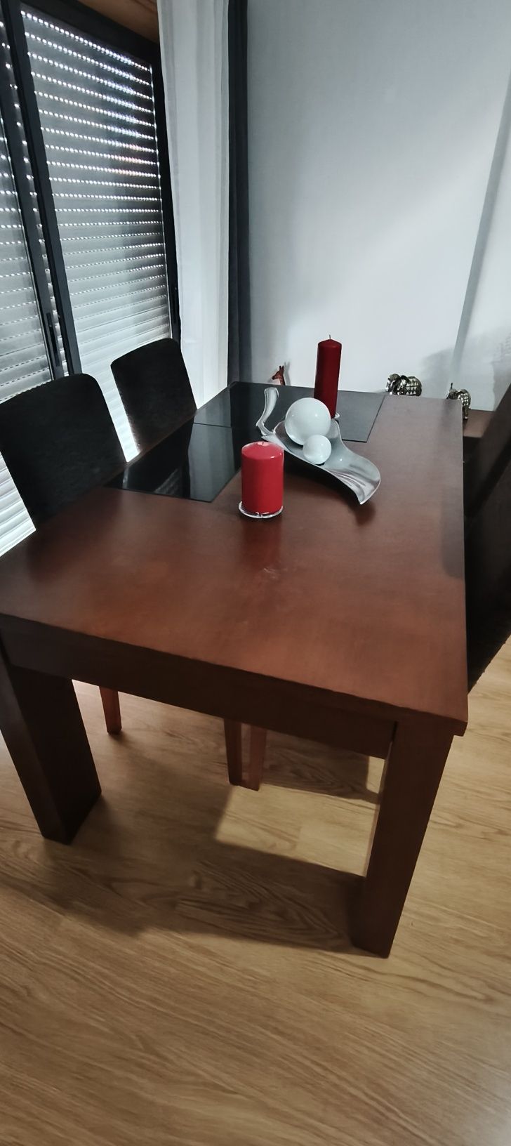 Mesa de jantar em madeira usada , as cadeiras não estão incluídas