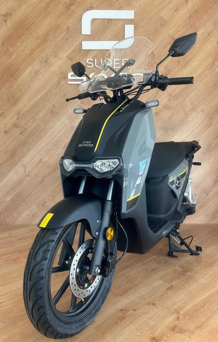 Wynajem skutera elektrycznego dla kurierów, zimowe opony SuperSoco CPX