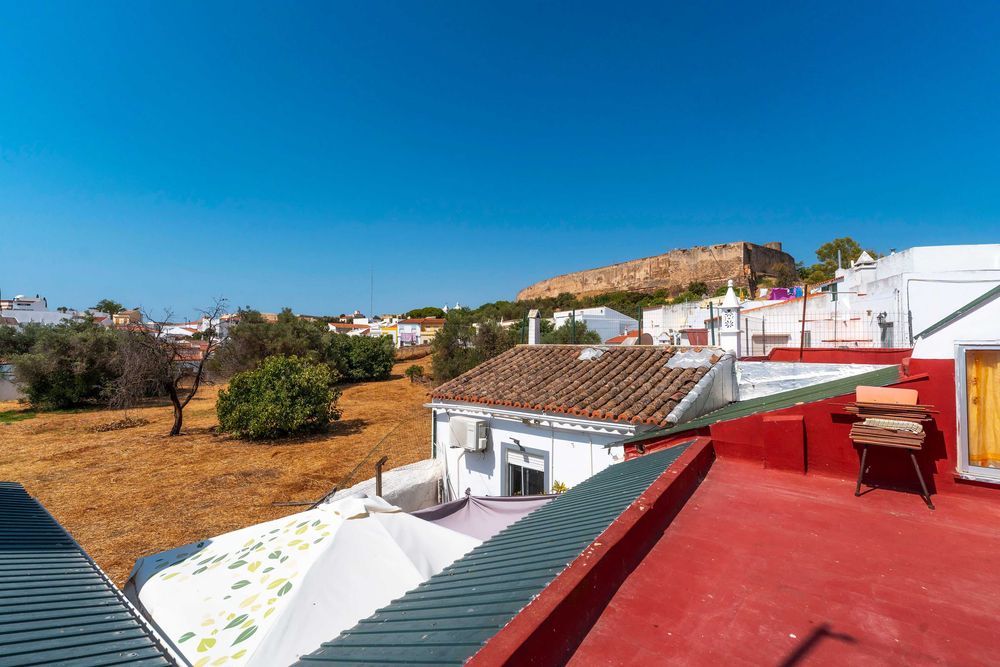 Moradia T4 com potencial para T5, Rooftopn e vista para o Castelo.