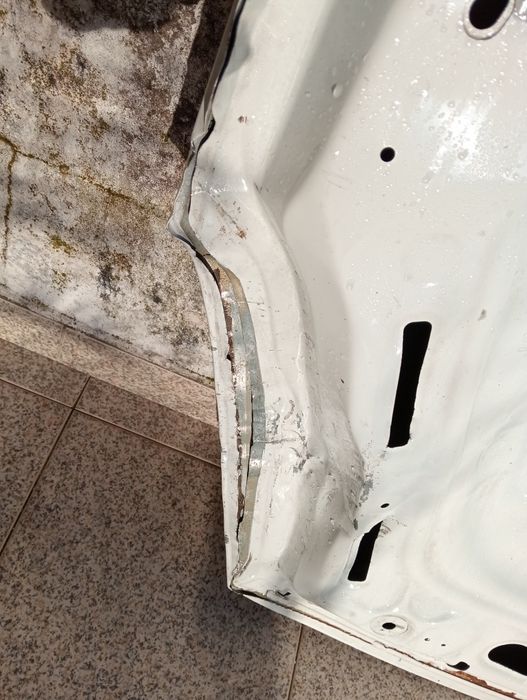 Capot Berlingo 2010 com pequena amassadela