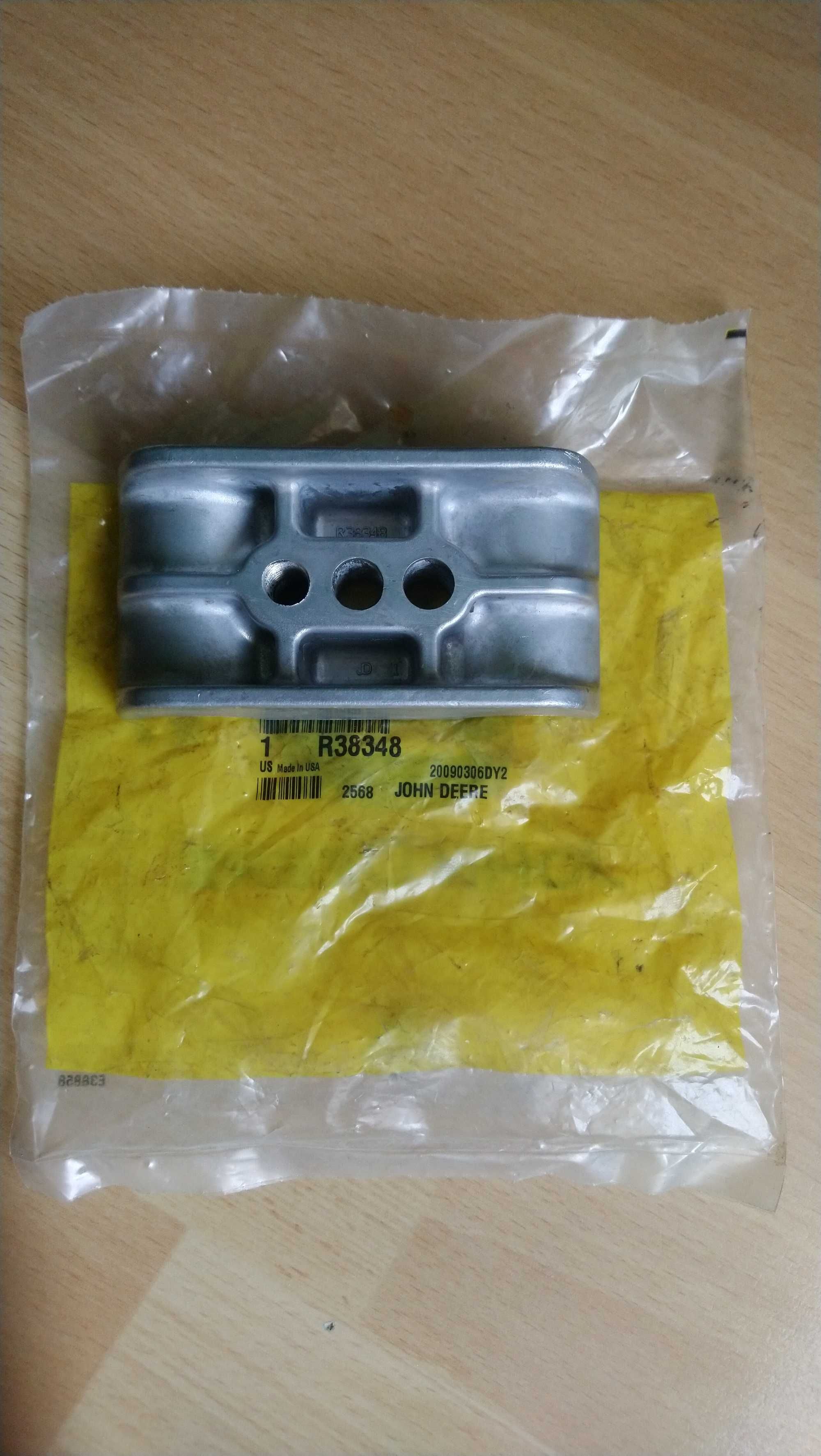 Złączka JD R38348 półobejma pompy