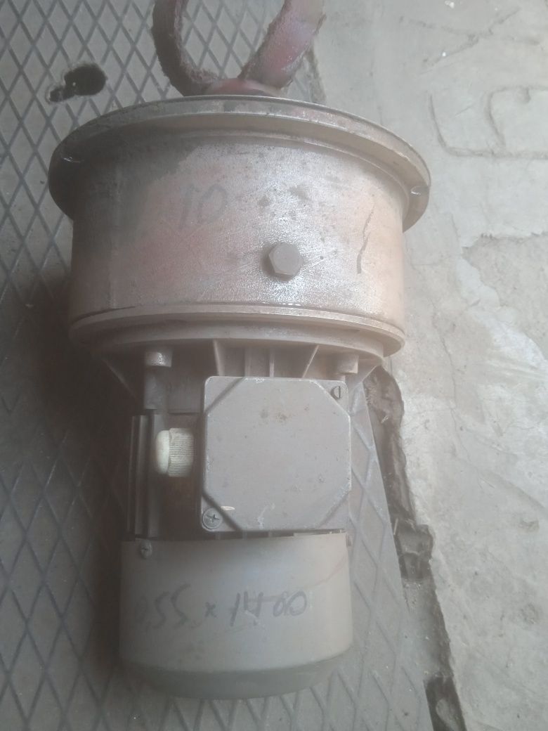 Электродвигатель трехфазный SKF 80-4A