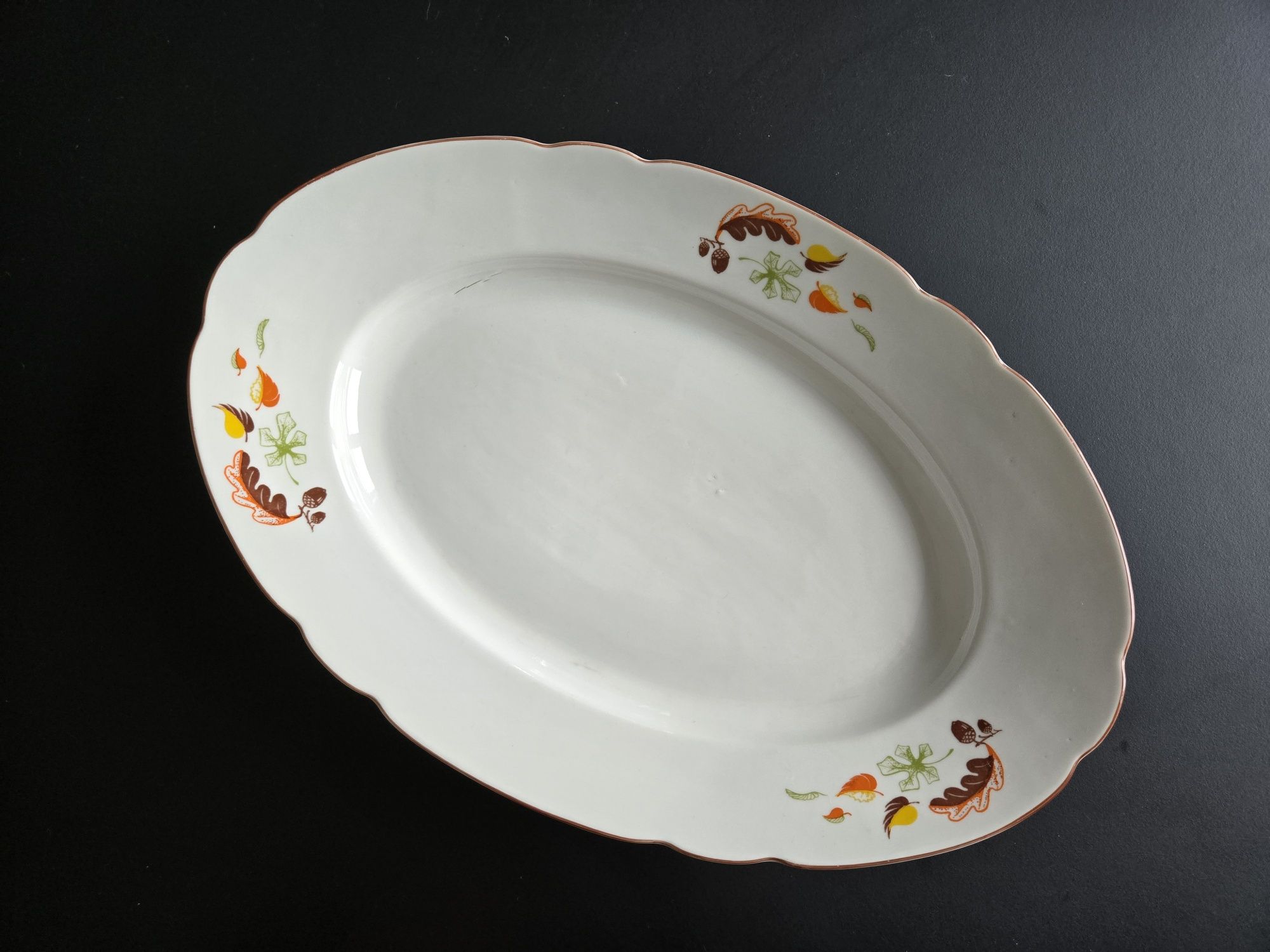 Półmisek z porcelany Ćmielów z motywem jesiennych liści.

Posiada prze