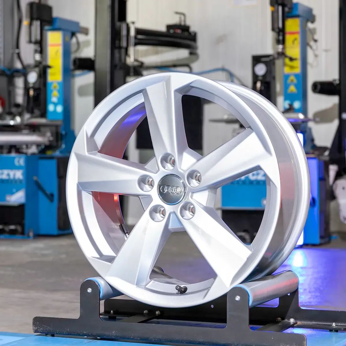 NOWA Oryginalna Felga Audi 17" 7.0" ET45 81A 601 025B Q2