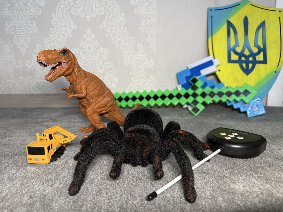 Павук на оадіокеруванні паук на управлении машинка динозавр автобус