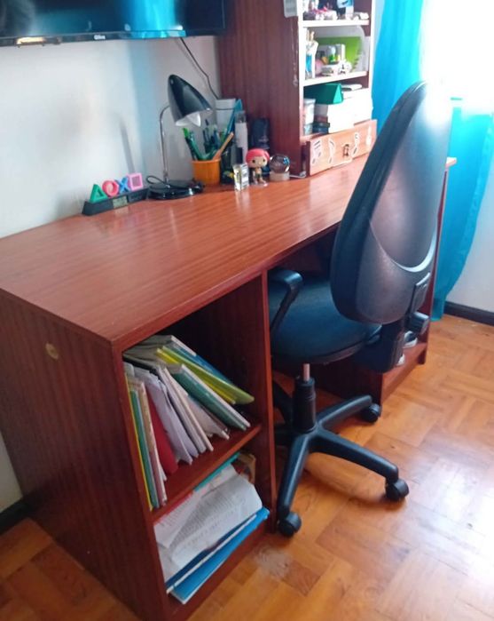 Mesa de estudos/secretária