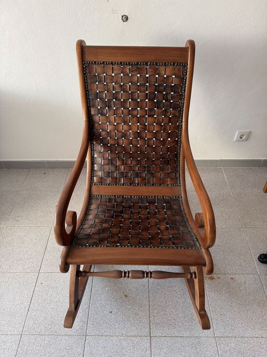 Cadeira de baloiço em madeira