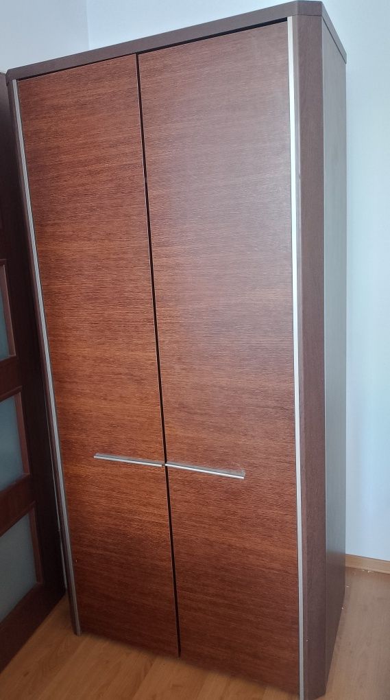Sprzedam dużą szafę – 59x94x195 cm

Do sprzedania duża, pojemna szafa