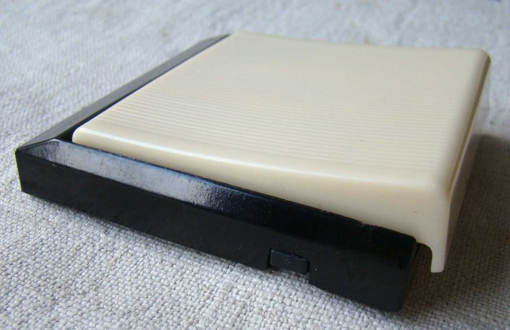 Блок вимикачів на три клавіші з розеткою новий, підрозетник часів ссср