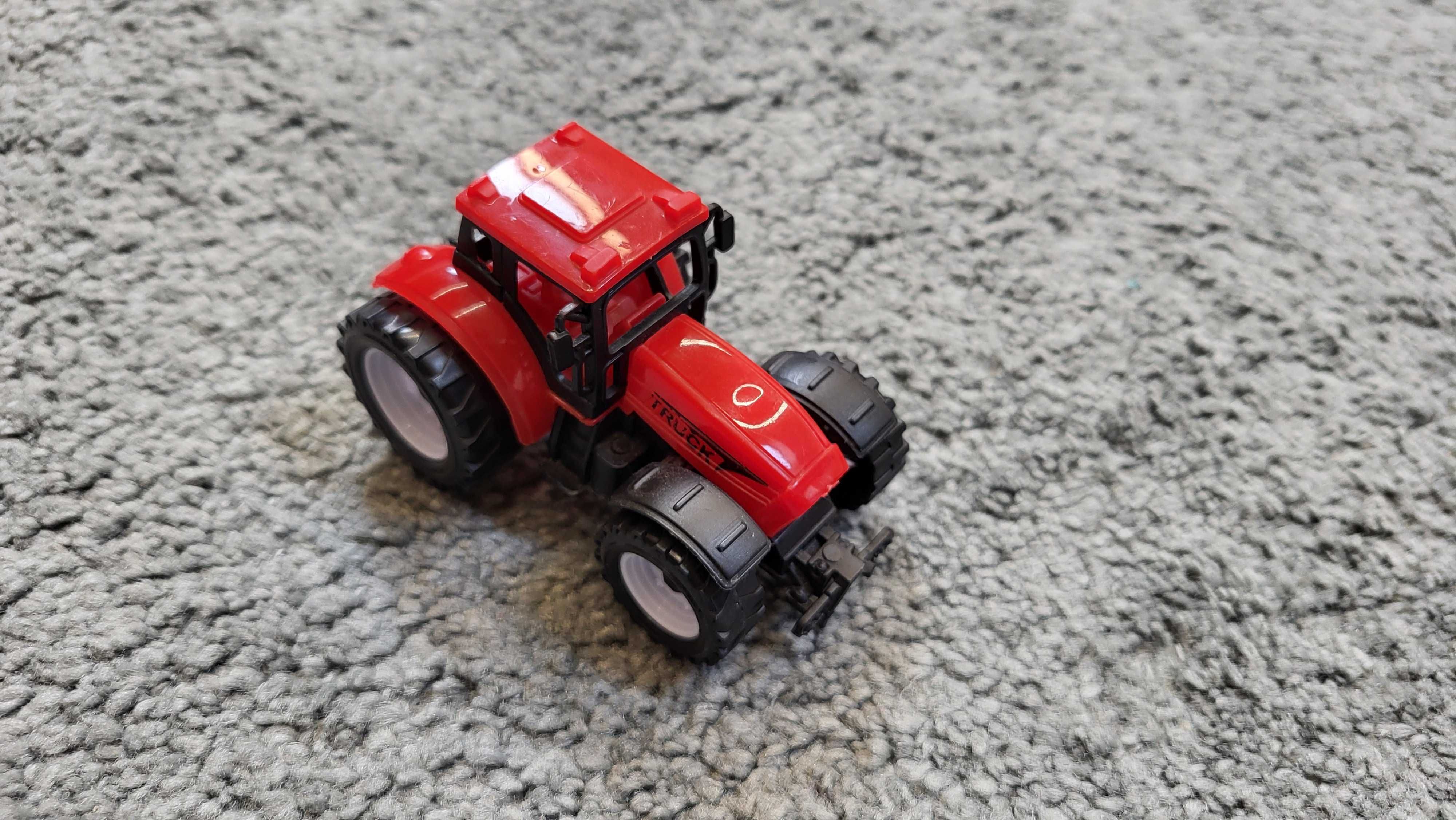 Czerwony traktor z przyczepą