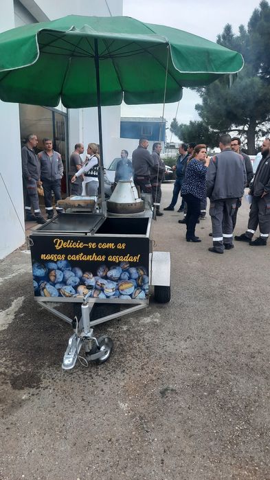 Vendedor Assador de Castanhas  Assadas  tradicional