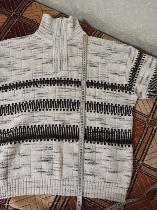 Мужской теплый свитер под горло