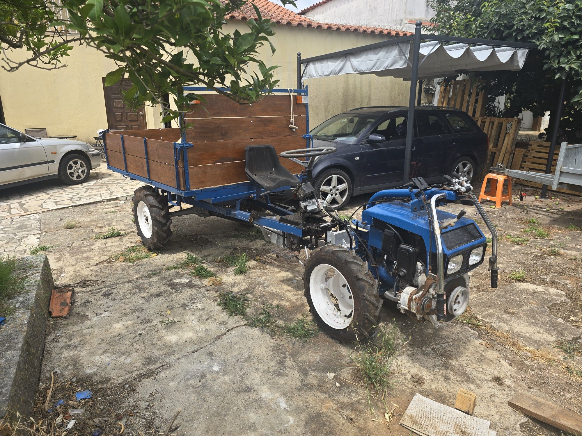 Trator Lombardini com arranque elétrico