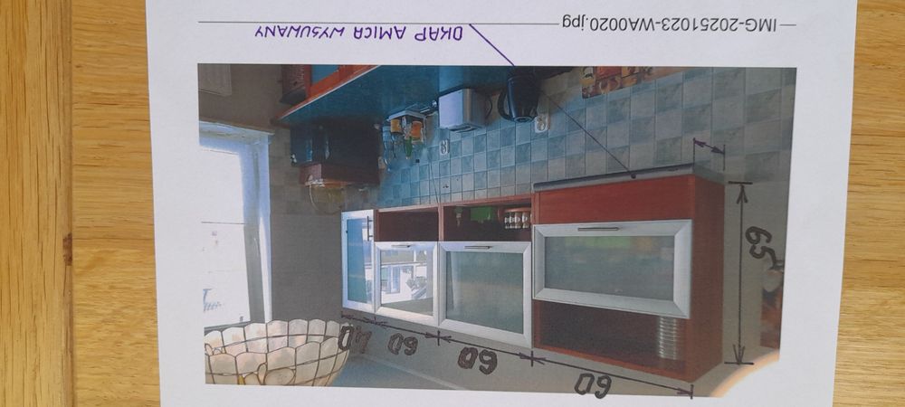 meble kuchenne z okapem stołem i krzesłami