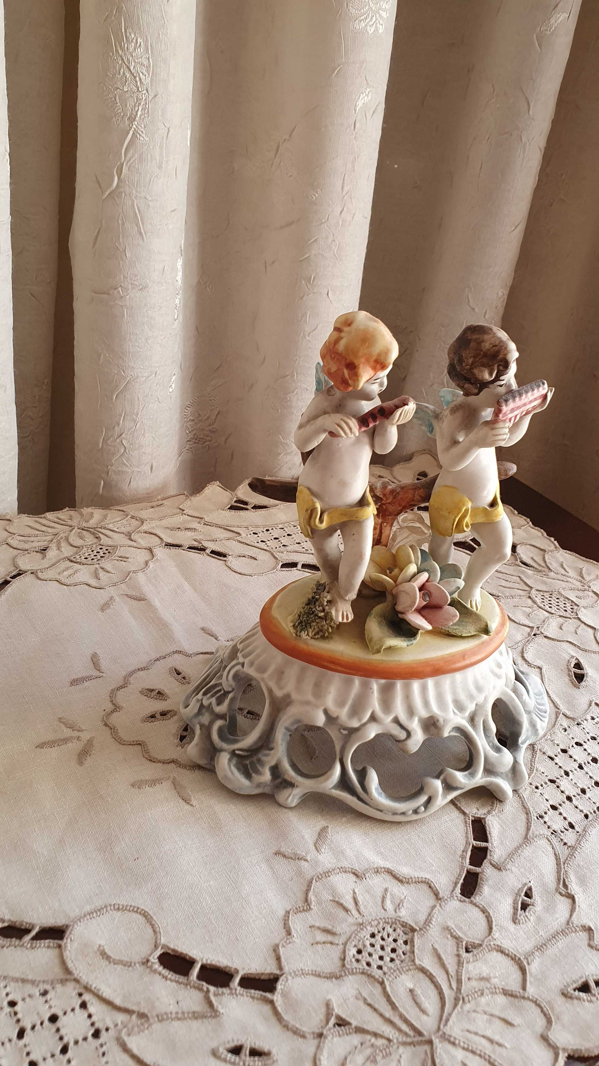 Arte Sacra - Peça Decorativa de Anjos em Porcelana.