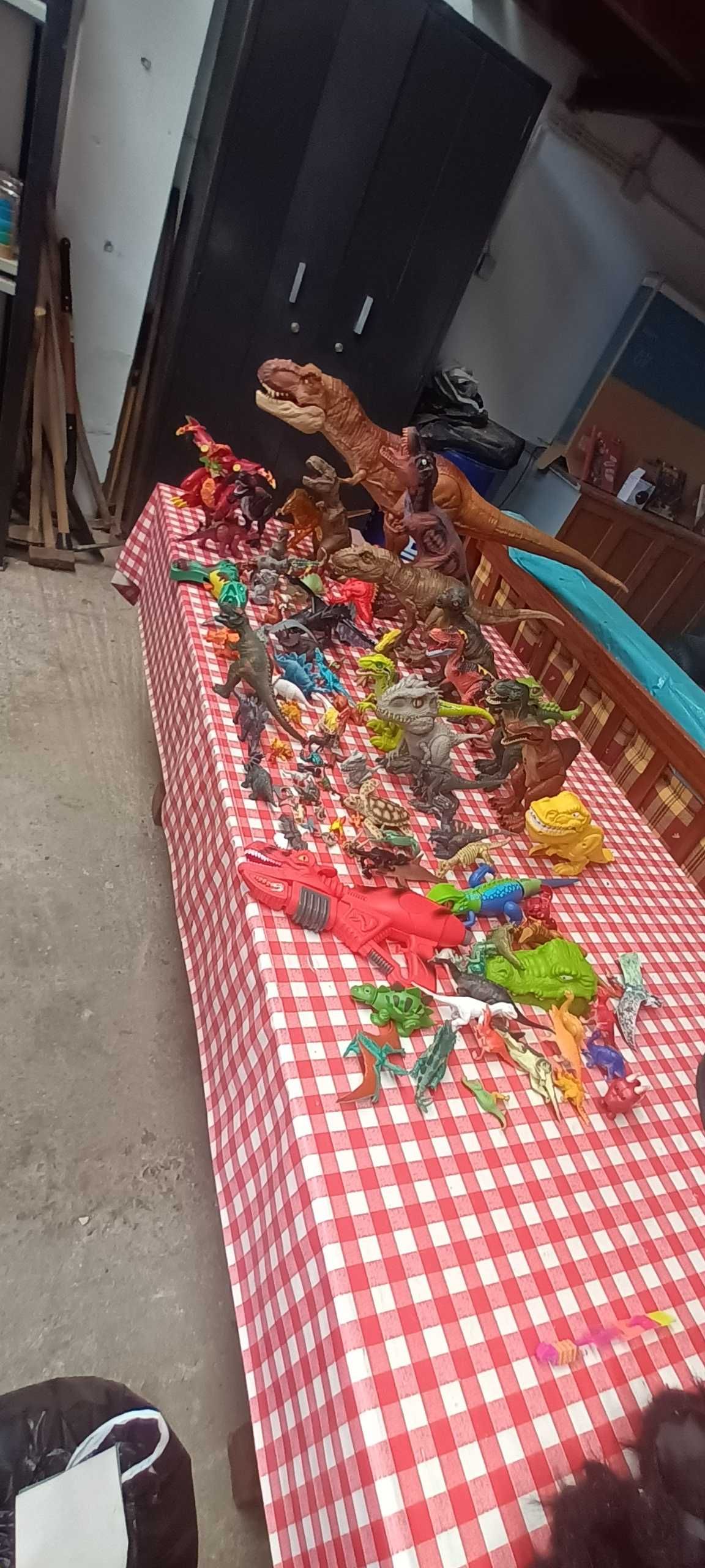 Dinoussauros de varios tamanhos posso vender á unidade