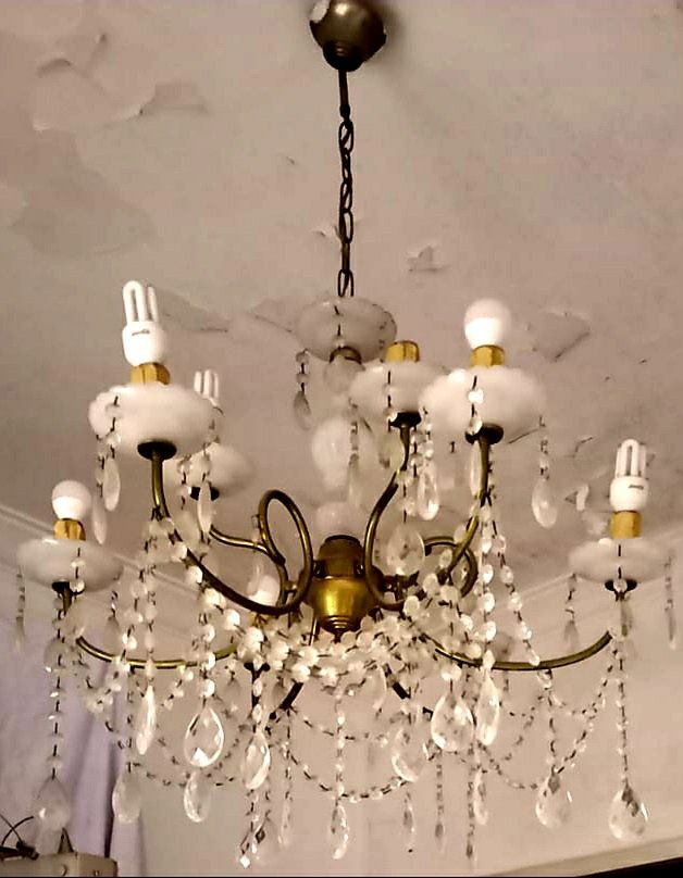 Candeeiro de sala antigo e elegante.