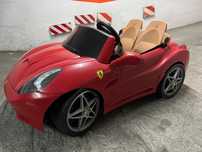 Carro elétrico dois lugares Ferrari para criança