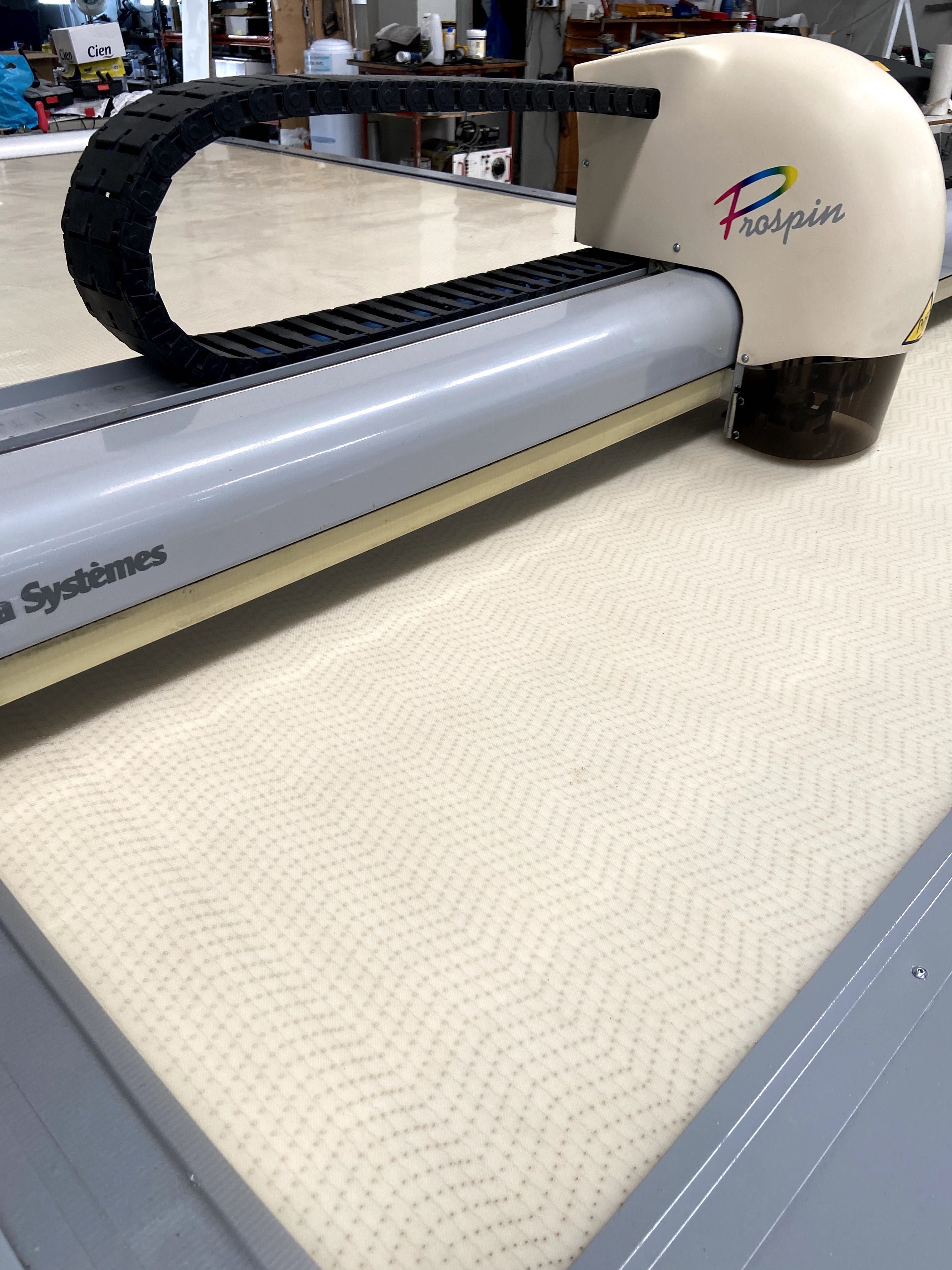 Indústria Têxtil - Lectra Prospin - máquina de corte de amostras