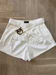 Biale bermudy pinko
