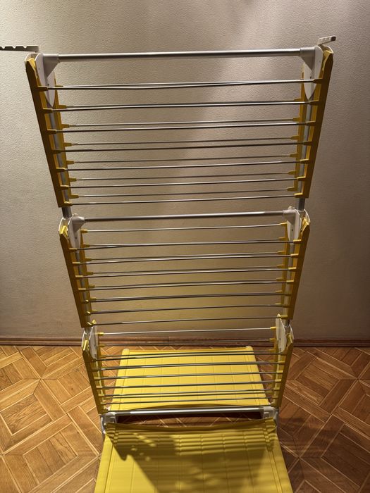 Розкладна сучасна сушка для одягу.