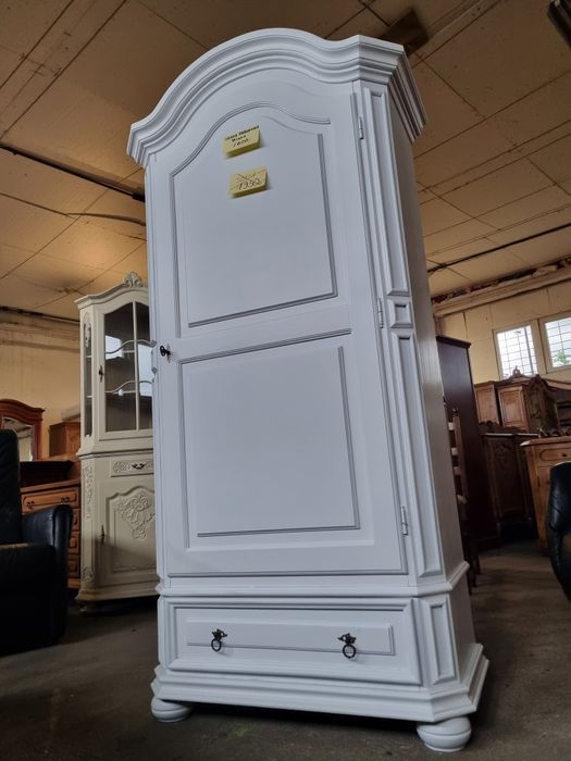 szafa drewniana biała po renowacji