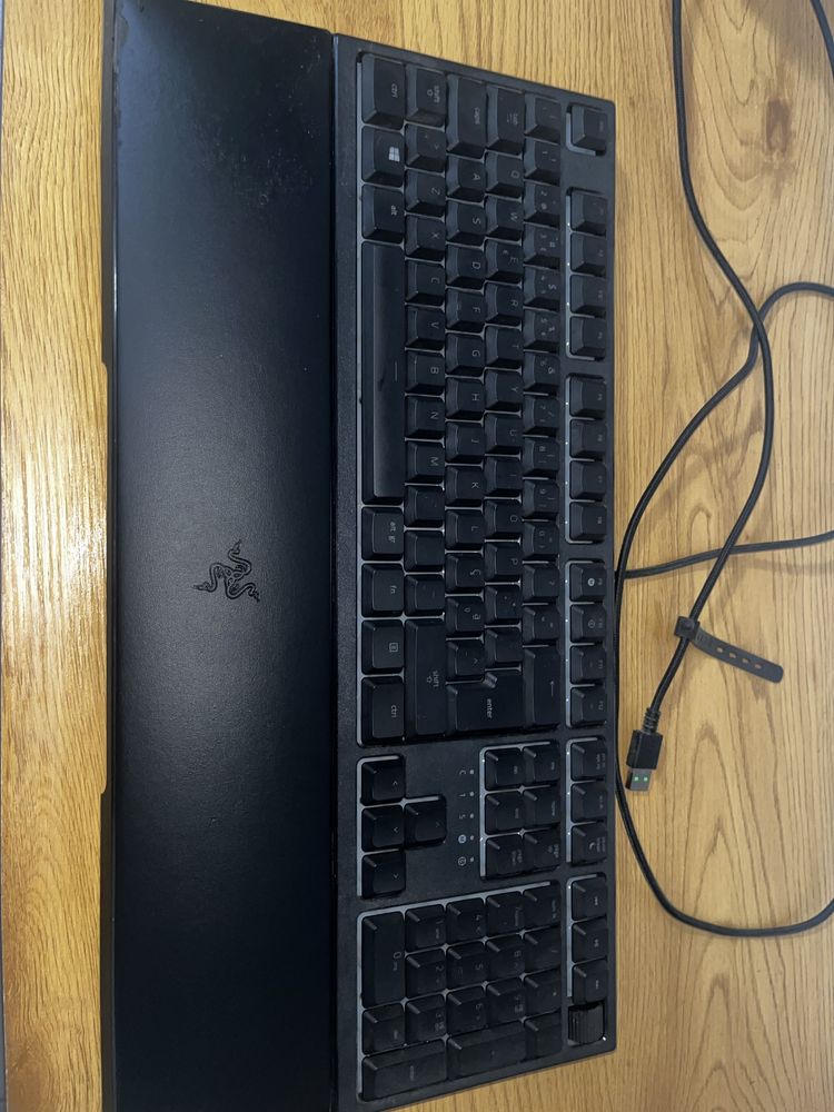 Teclado Razer Ornata V2 e microfone trust