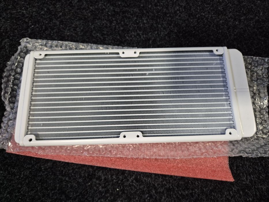 Radiador de refrigeração líquida para computador