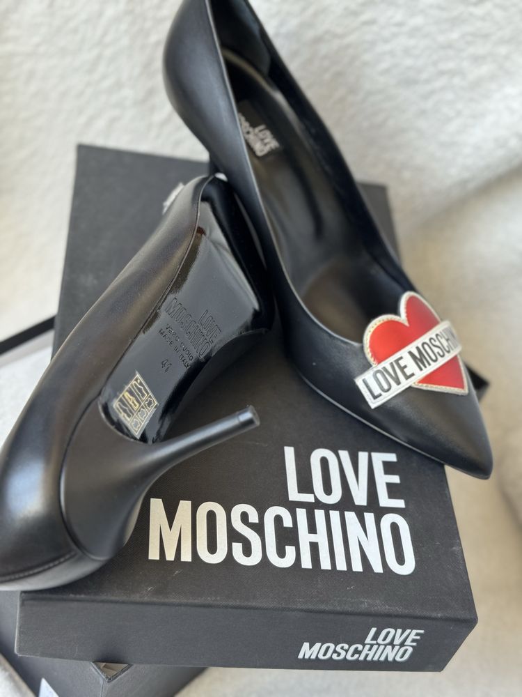 Туфлі фірми love moschino